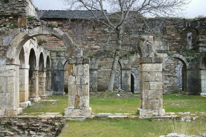 10 lugares abandonados de España ¡que tienes que ir a ver! 9 Merca2.es Monasterio de Valdueza