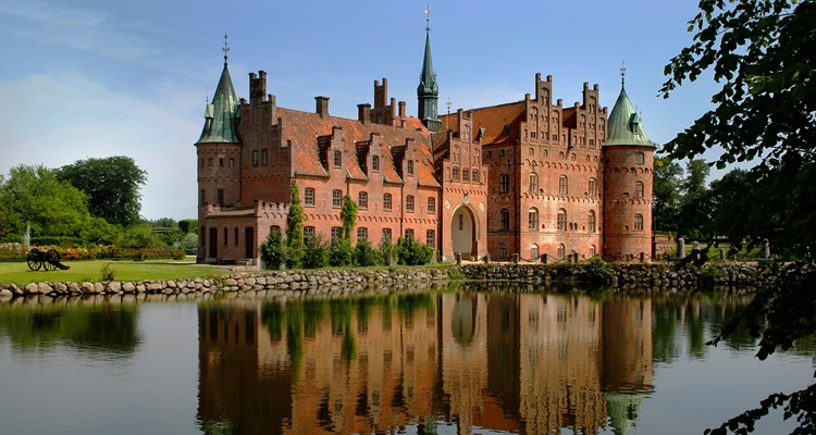 El castillo renacentista de Egeskov en Dinamarca
