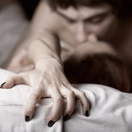 Divertidas ideas para hacer realidad las fantasías sexuales de tu mujer 3 Merca2.es pareja teniendo sexo