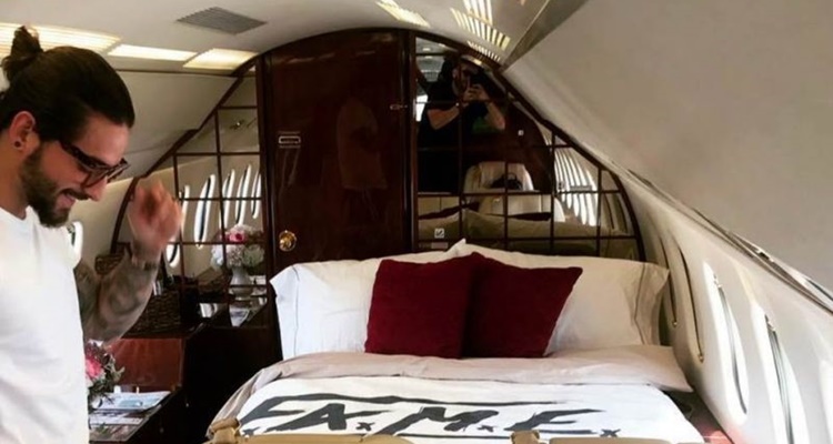 Maluma llora al comprar su primer avion privado