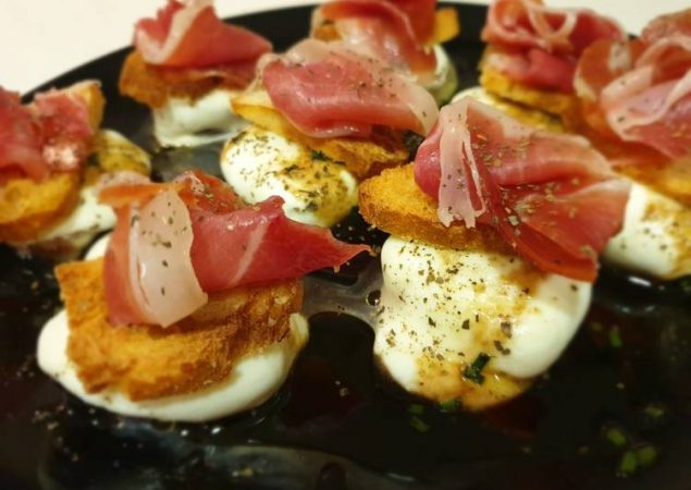 Los mejores canapés con jamón ibérico que deleitarán a tus invitados 4 Merca2.es jamón ibérico