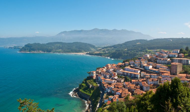Lastres vista aérea, destinos vacaciones España, pueblos