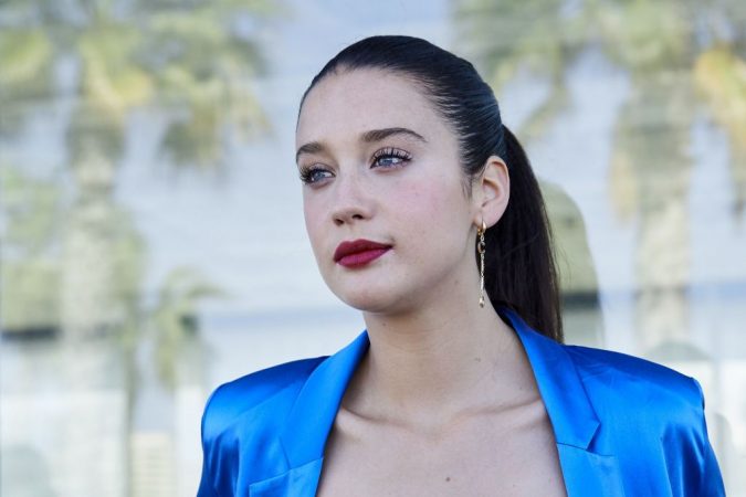 Maria pedraza posando