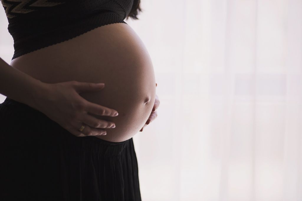 Cada vez más parejas de mujeres acuden al método ROPA