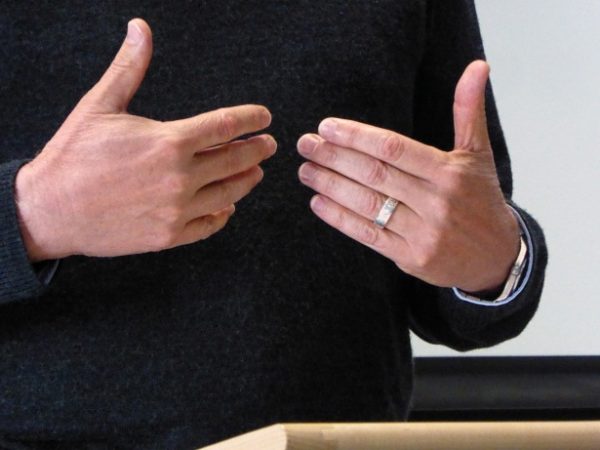 Así haces los peores gestos y posturas en una entrevista de trabajo (y lo que das a entender) 7 Merca2.es gesticular