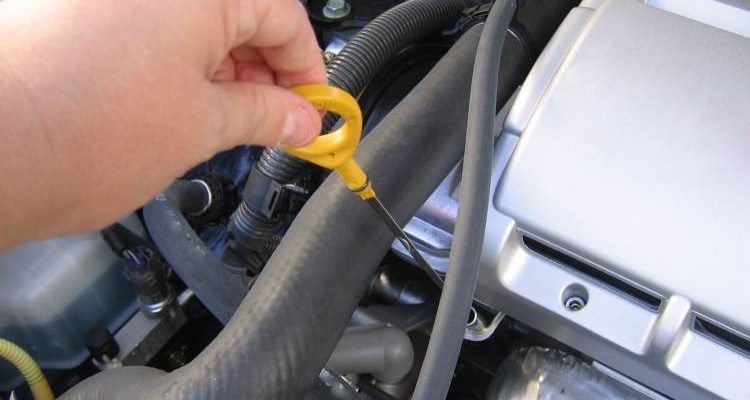 Revisar el nivel del aceite del coche