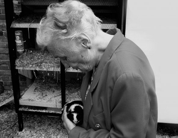 Alzheimer: Los síntomas que te avisan de la enfermedad 3 Merca2.es anciana con cobaya