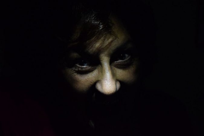 enfadado en la oscuridad