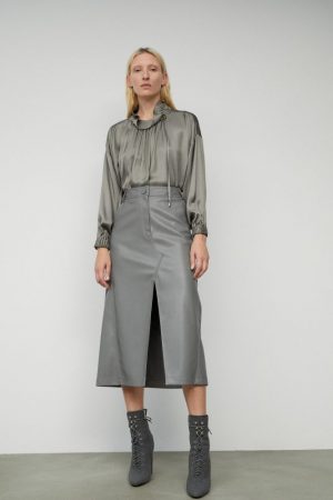 Falda con efecto piel