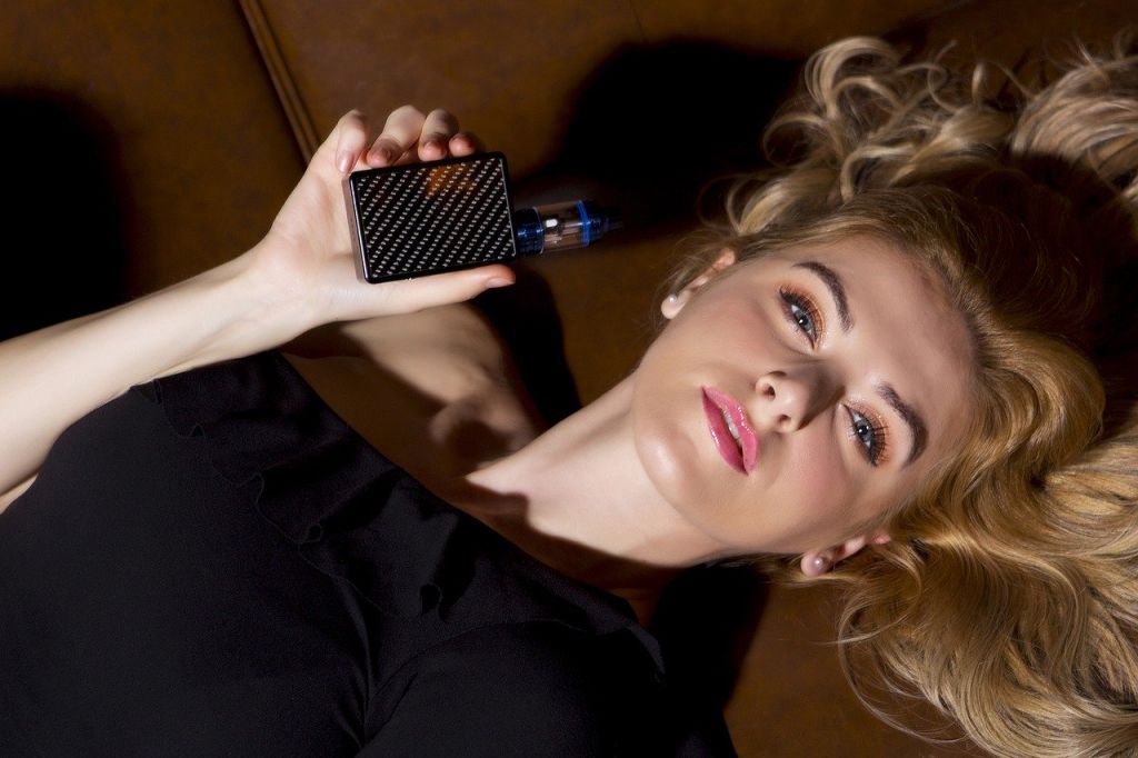 mujer con cigarrillo electrónico