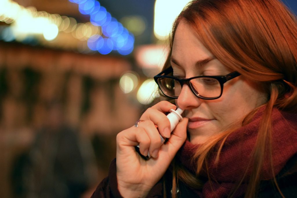 mujer inhalador