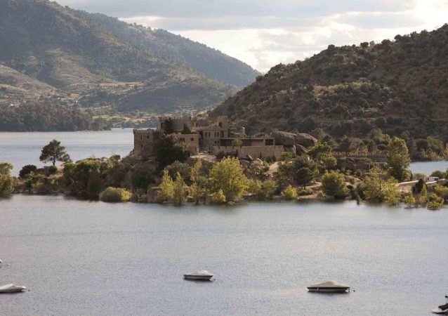 Castillos en la isla de El Burguillo España