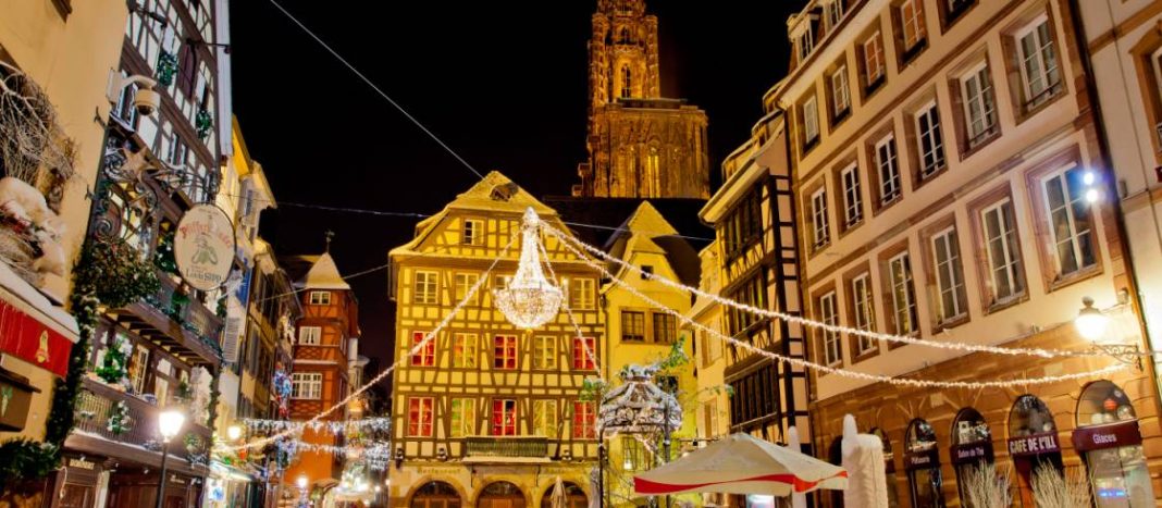 Mercado navideño de la Plaza de la Catedral en Estrasburgo, Francia