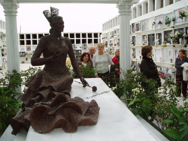 Necroturismo: así puedes descubrir las tumbas más importantes de los cementerios españoles 18 Merca2.es Rocío Jurado necroturismo cementerios