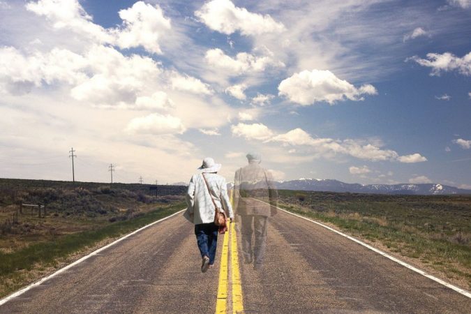 abuelos en la carretera