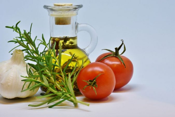 aceite de oliva y tomates