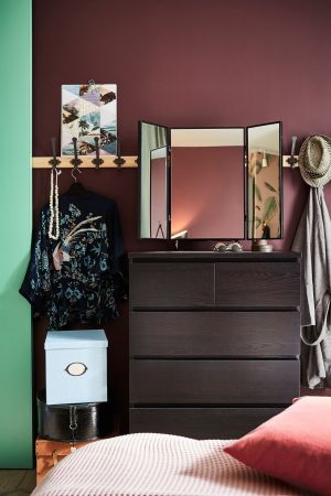 Cómoda con espejo de tres hojas