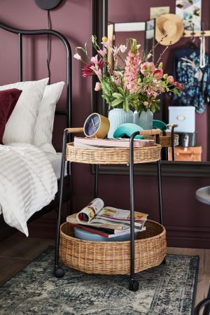 Camarera de ratán y acero