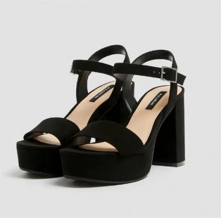 Sandalia de tacón en Pull and Bear