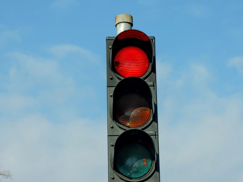 Los semáforos de la DGT dejan de ser tu aliado para convertirse en enemigo