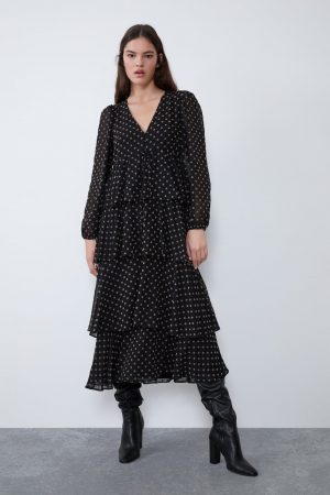 9 ropas de lunares de Zara con los que ir a la moda como Pilar Rubio o Cristina Pedroche 60 Merca2.es Vestido con volante y lunares de Zara
