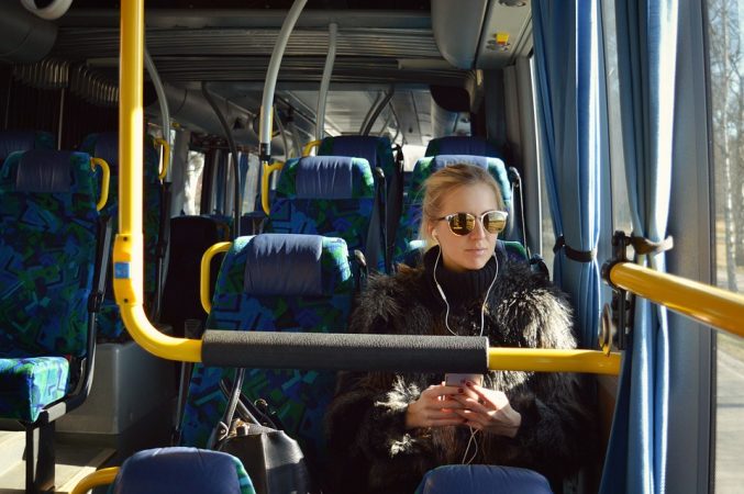 auriculares en autobús