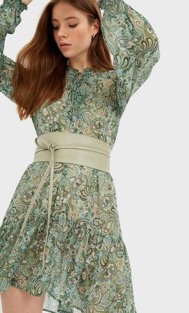 Cinturón fajín en tono verde o rosa de Zara o Primark