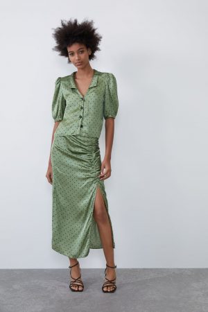 9 ropas de lunares de Zara con los que ir a la moda como Pilar Rubio o Cristina Pedroche 64 Merca2.es Falda verde con lunares