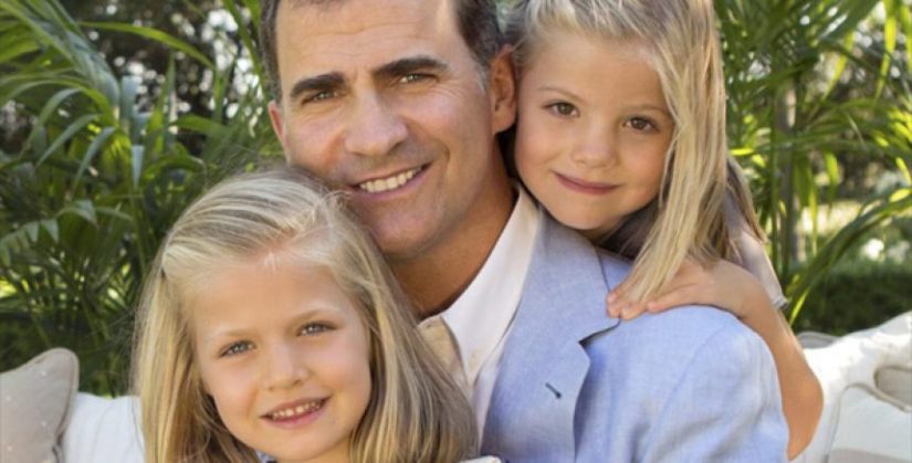 Felipe VI: 50 datos que debes conocer antes de su 52 cumpleaños 7 Merca2.es felipe VI y sus hijas