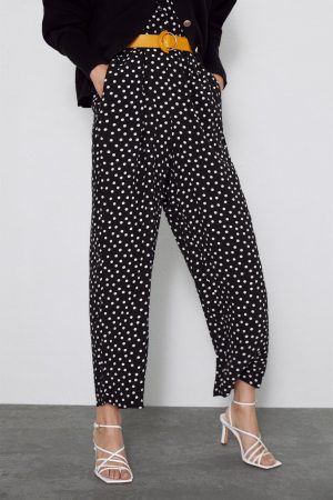 9 ropas de lunares de Zara con los que ir a la moda como Pilar Rubio o Cristina Pedroche 65 Merca2.es Mono de lunares con detalle en el cinturón de Zara