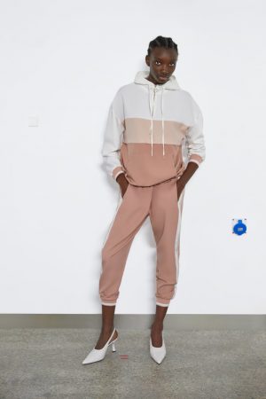 Pantalón Jogger de Zara con detalle en el lateral