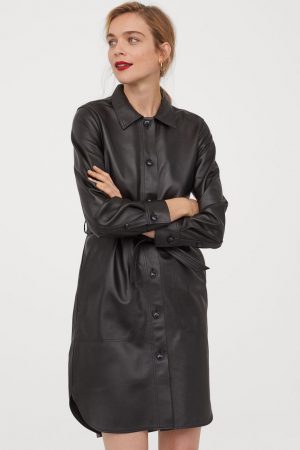 Vestido camisero de piel de H&M