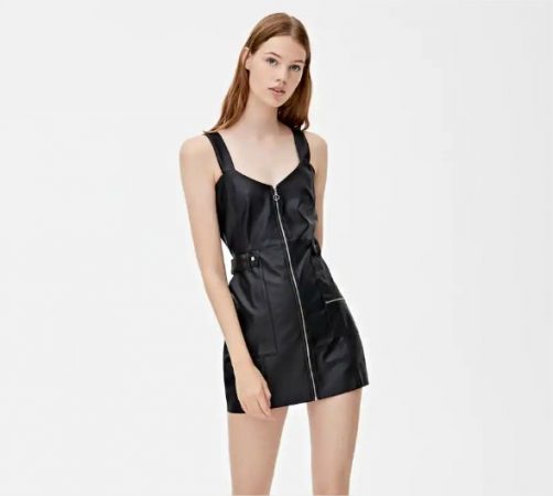 Vestido mini con efecto piel de Pull and Bear
