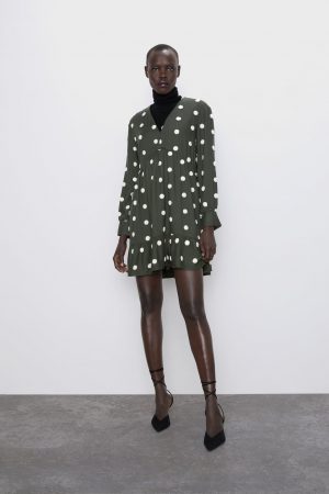9 ropas de lunares de Zara con los que ir a la moda como Pilar Rubio o Cristina Pedroche 62 Merca2.es Vestido corto mini de lunares