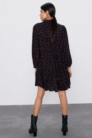 9 ropas de lunares de Zara con los que ir a la moda como Pilar Rubio o Cristina Pedroche 61 Merca2.es Vestido corto mini de lunares