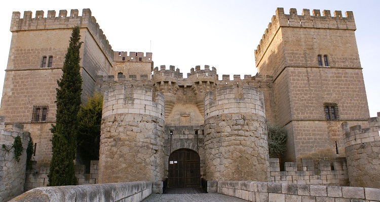 El Castillo de Ampudia y otros monumentos situados en pueblos de España que deberías visitar