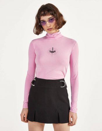 Camiseta cuello alto de Bershka