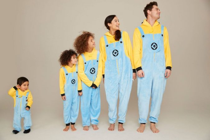 familia disfrazada minions