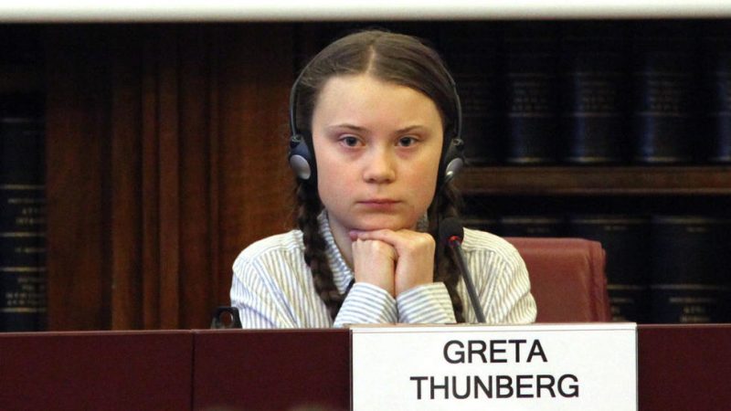 Niña con auriculares