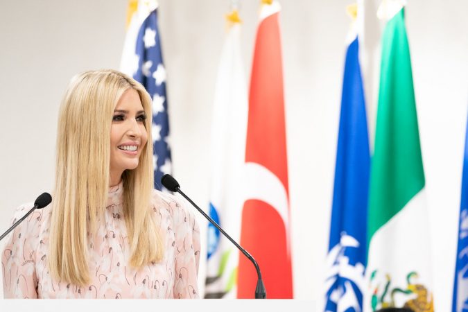 mano derecha de donald trump