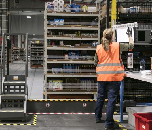 Esto es lo que ganan los trabajadores de Amazon 18 Merca2.es trabajar en almacen