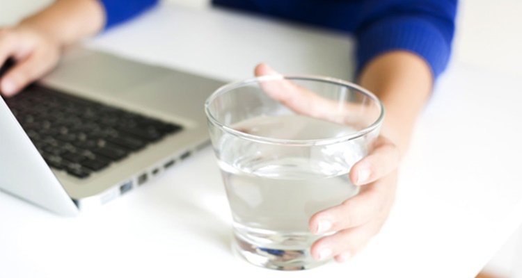 Beber agua, no engordar