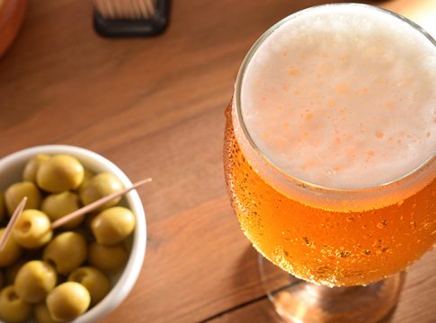 cerveza aceitunas españoles aperitivo cerveza aceitunas españoles aperitivo