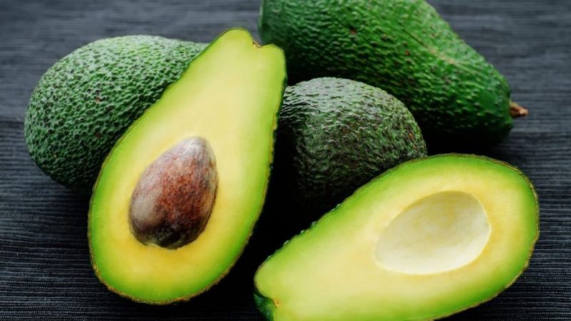 Estas son las frutas que deberías comer si tienes colesterol 23 Merca2.es colesterol aguacate