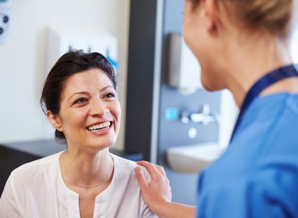 Consejos para oxigenar los pulmones y evitar problemas respiratorios 8 Merca2.es doctor patient Merca2.es