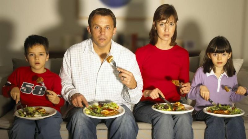 viendo la televisión