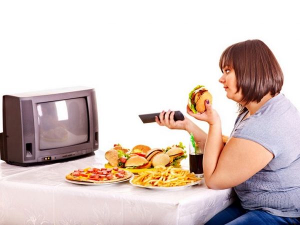 viendo la televisión