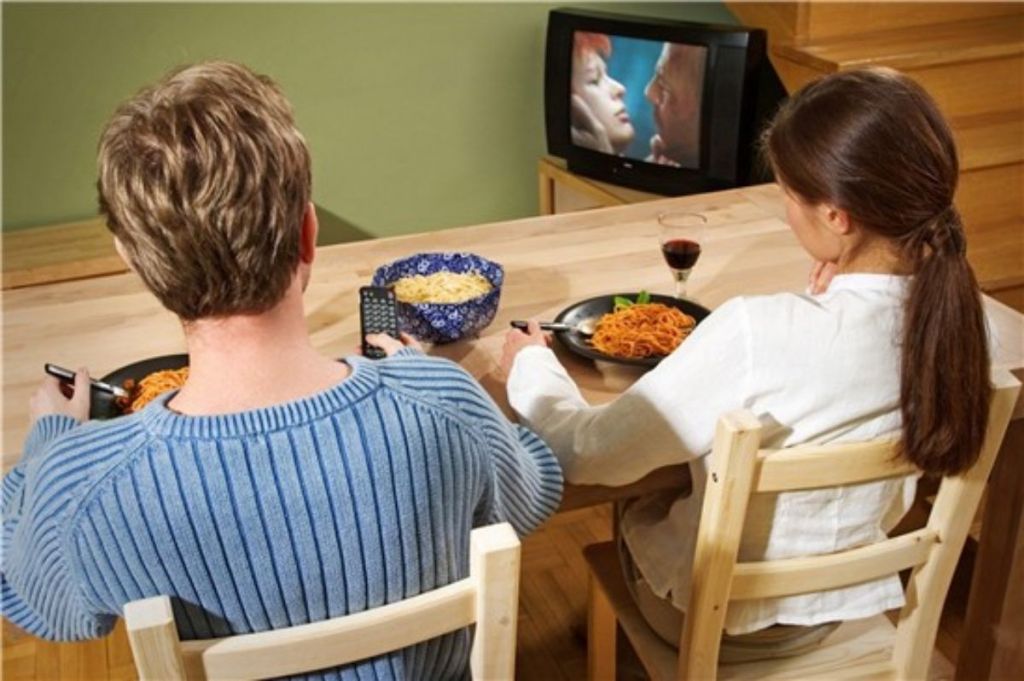 Personas comiendo