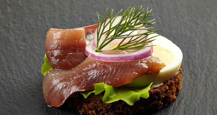 Tosta anchoas huevo pan centeno