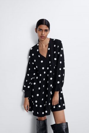 Vestido de lunares mini de Zara